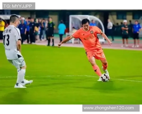 拿茶壶的足球明星如何在绿茵场上展现独特魅力与风采